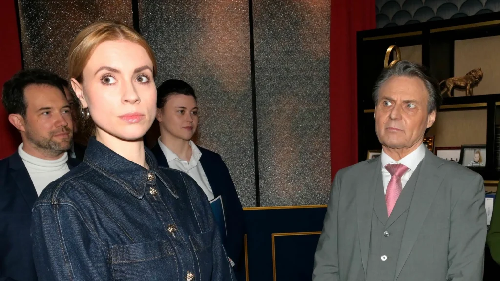 Zoe (Lara Dandelion Seibert) muss sich vor Jo Gerner (Wolfgang Bahro) fürchten.