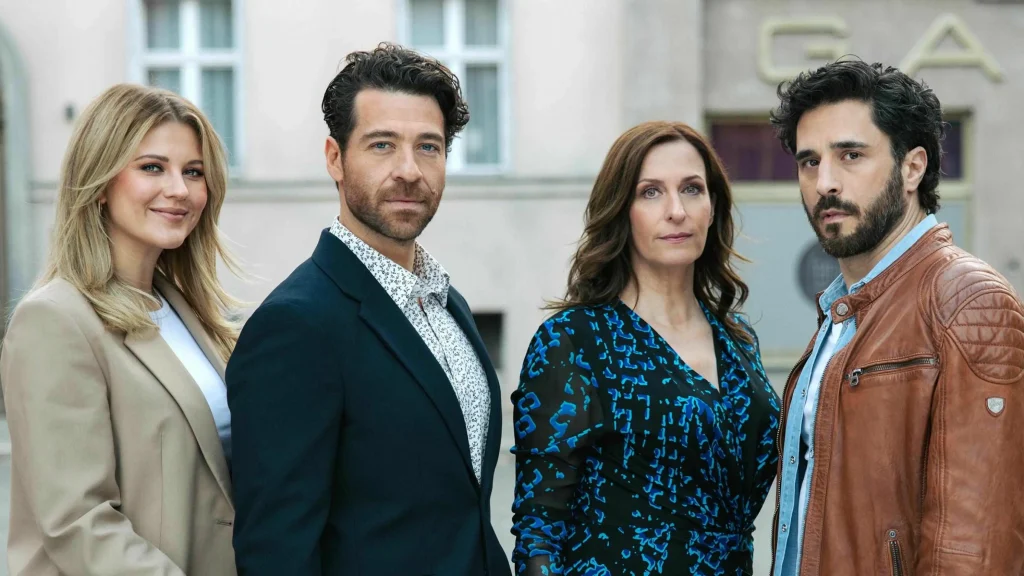 Diese GZSZ-Liebespaare sind längst Geschichte. Alicia (Josefin Bressel, l.) ist froh, nicht mehr mit Carlos (Patrick Fernandez) zusammen zu sein. Katrin Flemming (Ulrike Frank) trauert ihrem Ex-Mann Tobias (Jan Kittmann, r.) allerdings noch hinterher.